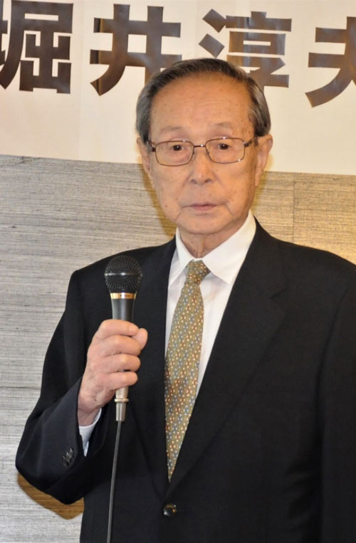 堀井淳夫さんを偲ぶ会で挨拶をする添川さん(2017年7月)