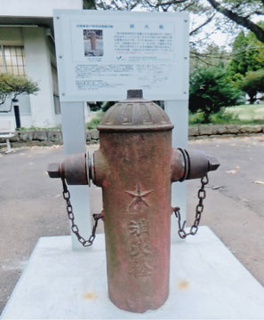 今も残る陸軍のマークのある消火栓＝明大生田キャンパス内で